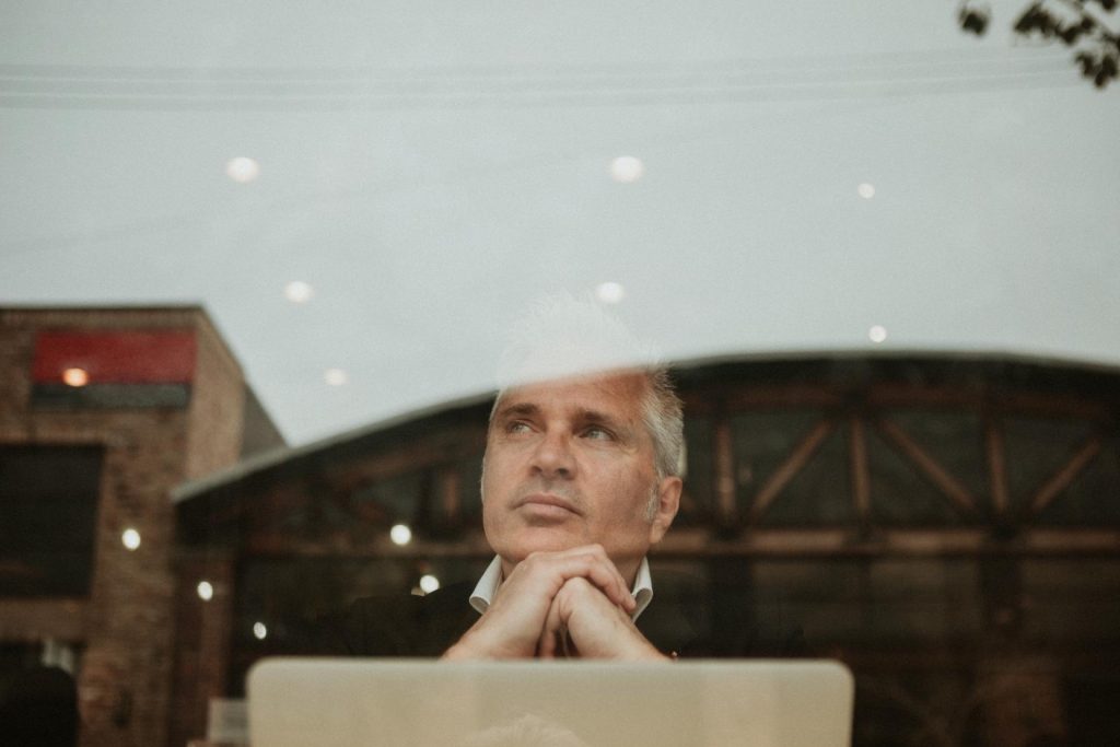Superando el perfeccionismo: aceptación y autocompasión en la edad adulta