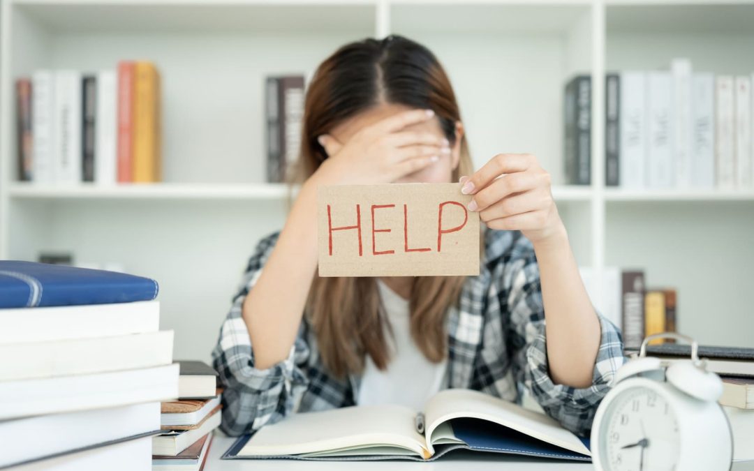 Guía para ayudar a los adolescentes a manejar la ansiedad ante los exámenes con hábitos saludables y apoyo familiar.