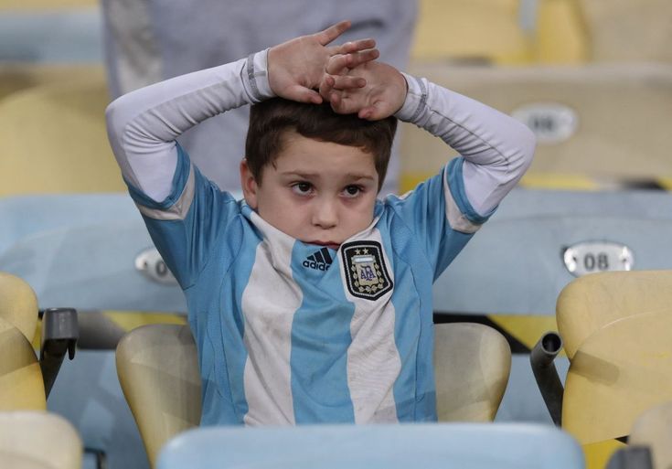Persona viendo un partido con gesto de tensión, ilustrando la ansiedad por el Mundial de fútbol