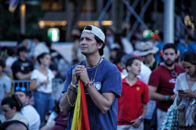 Multitud en Cibeles durante la visita del Papa León XIV a Madrid, ilustrando la psicología de masas y la necesidad de pertenencia