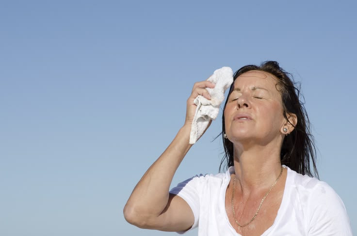 Persona agotada por el calor en verano, ilustrando la relación entre calor extremo y ansiedad