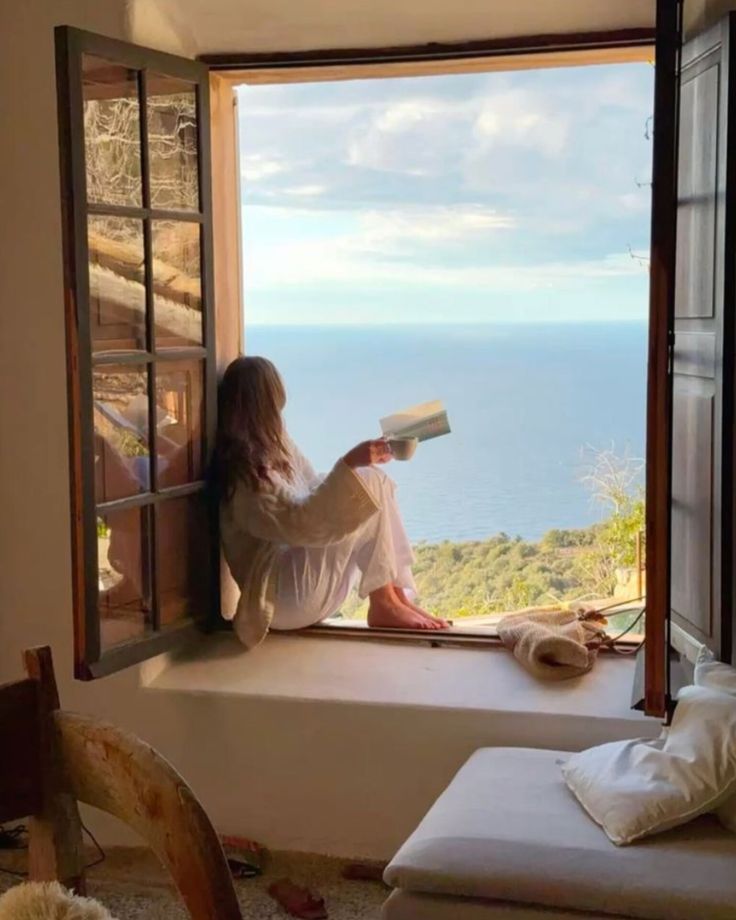 Persona reflexiva mirando por la ventana en verano, ilustrando la decisión de dejar la terapia en verano