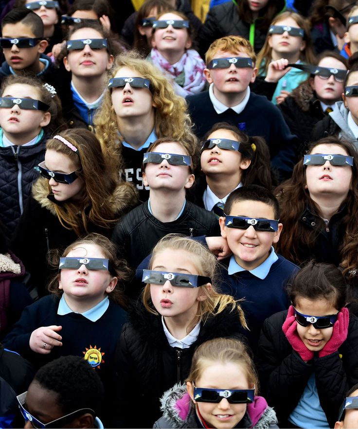 Personas mirando el eclipse solar de agosto de 2026 con asombro, ilustrando la psicología de los grandes eventos naturales