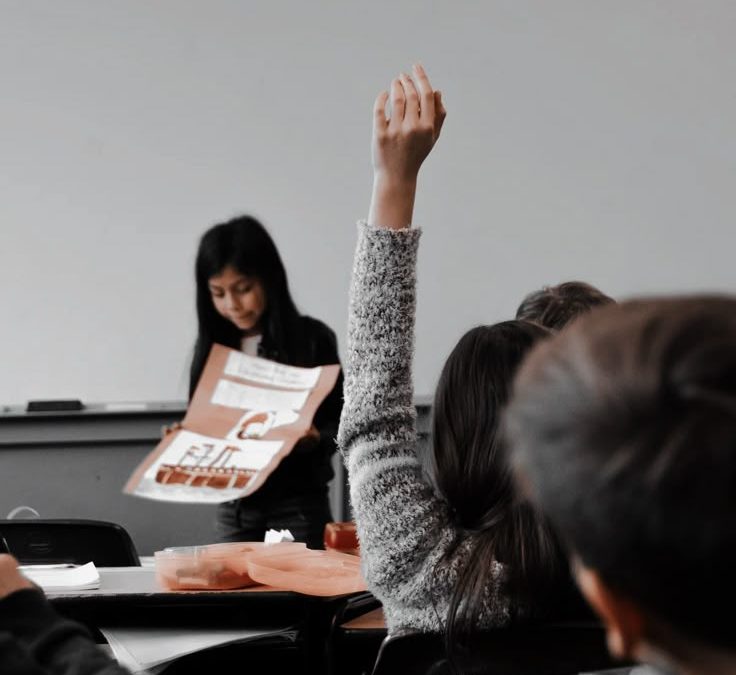 Niño preguntando en extraescolares para niños en Majadahonda