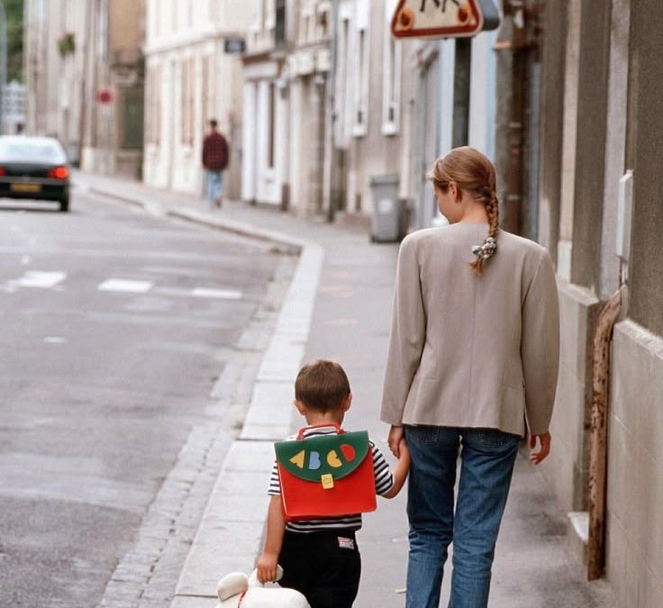 Madre e hijo preparando la vuelta al cole sin ansiedad en Majadahonda